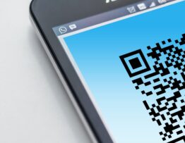 Free High-resolution close-up of a smartphone displaying a QR code on its screen. Stock Photo